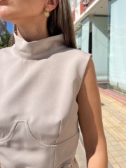 Βανίλια αμάνικη ολόσωμη φόρμα σε χαλαρή γραμμή, λουπέτο λαιμόκοψη, μπροστινές πλαγιές τσέπες, με έξω πλάτη και κλείσιμο με φερμουάρ πίσω we Coss
