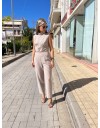 Βανίλια αμάνικη ολόσωμη φόρμα σε χαλαρή γραμμή, λουπέτο λαιμόκοψη, μπροστινές πλαγιές τσέπες, με έξω πλάτη και κλείσιμο με φερμουάρ πίσω we Coss