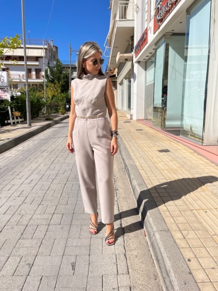 Βανίλια αμάνικη ολόσωμη φόρμα σε χαλαρή γραμμή, λουπέτο λαιμόκοψη, μπροστινές πλαγιές τσέπες, με έξω πλάτη και κλείσιμο με φερμουάρ πίσω we Coss