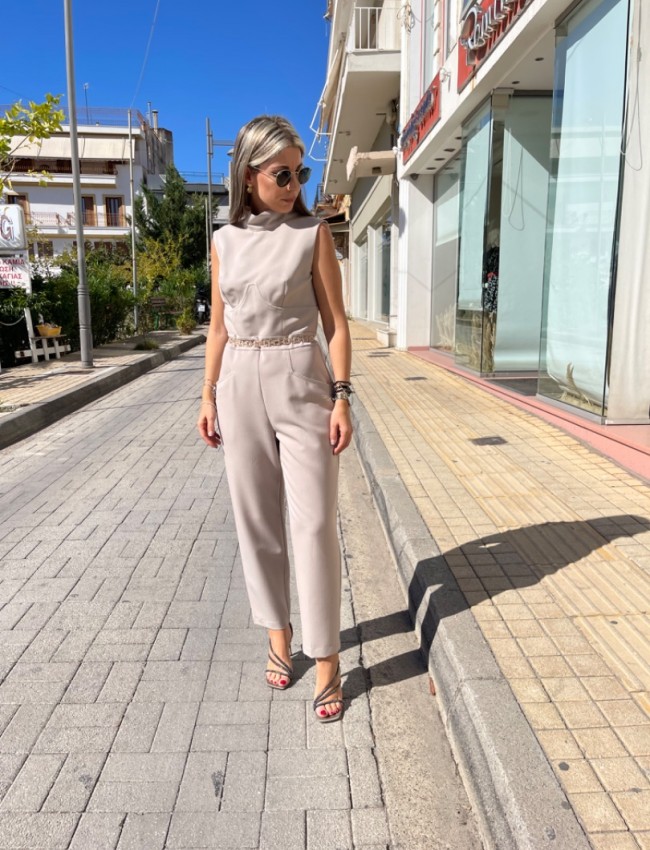 Βανίλια αμάνικη ολόσωμη φόρμα σε χαλαρή γραμμή, λουπέτο λαιμόκοψη, μπροστινές πλαγιές τσέπες, με έξω πλάτη και κλείσιμο με φερμουάρ πίσω we Coss