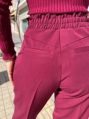 Μπορντώ ψηλόμεσο παντελόνι αστραγάλου σε χαλαρή γραμμή, με λάστιχο πίσω στην μέση, πλαϊνές τσέπες και κλείσιμο με κρυφό φερμουάρ και διπλό κουμπί μπροστά we Coss 
