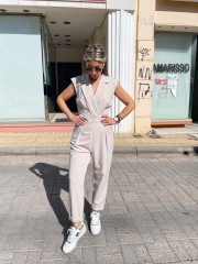 Βανίλια αμάνικη ολόσωμη φόρμα με κρουαζέ πάνω μέρος, πέτο γιακά, μπροστινές πιέτες, πλαϊνές τσέπες, λάστιχο πίσω στην μέση και κλείσιμο με φερμουάρ στην πλάτη We Coss 