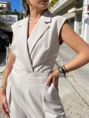 Βανίλια αμάνικη ολόσωμη φόρμα με κρουαζέ πάνω μέρος, πέτο γιακά, μπροστινές πιέτες, πλαϊνές τσέπες, λάστιχο πίσω στην μέση και κλείσιμο με φερμουάρ στην πλάτη We Coss 