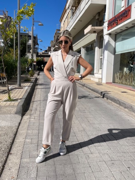 Βανίλια αμάνικη ολόσωμη φόρμα με κρουαζέ πάνω μέρος, πέτο γιακά, μπροστινές πιέτες, πλαϊνές τσέπες, λάστιχο πίσω στην μέση και κλείσιμο με φερμουάρ στην πλάτη We Coss 