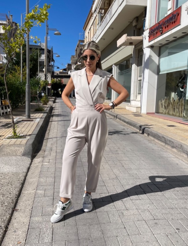 Βανίλια αμάνικη ολόσωμη φόρμα με κρουαζέ πάνω μέρος, πέτο γιακά, μπροστινές πιέτες, πλαϊνές τσέπες, λάστιχο πίσω στην μέση και κλείσιμο με φερμουάρ στην πλάτη We Coss 