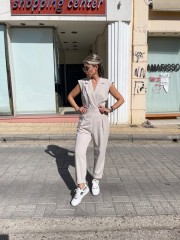 Βανίλια αμάνικη ολόσωμη φόρμα με κρουαζέ πάνω μέρος, πέτο γιακά, μπροστινές πιέτες, πλαϊνές τσέπες, λάστιχο πίσω στην μέση και κλείσιμο με φερμουάρ στην πλάτη We Coss 