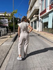 Βανίλια αμάνικη ολόσωμη φόρμα με κρουαζέ πάνω μέρος, πέτο γιακά, μπροστινές πιέτες, πλαϊνές τσέπες, λάστιχο πίσω στην μέση και κλείσιμο με φερμουάρ στην πλάτη We Coss 
