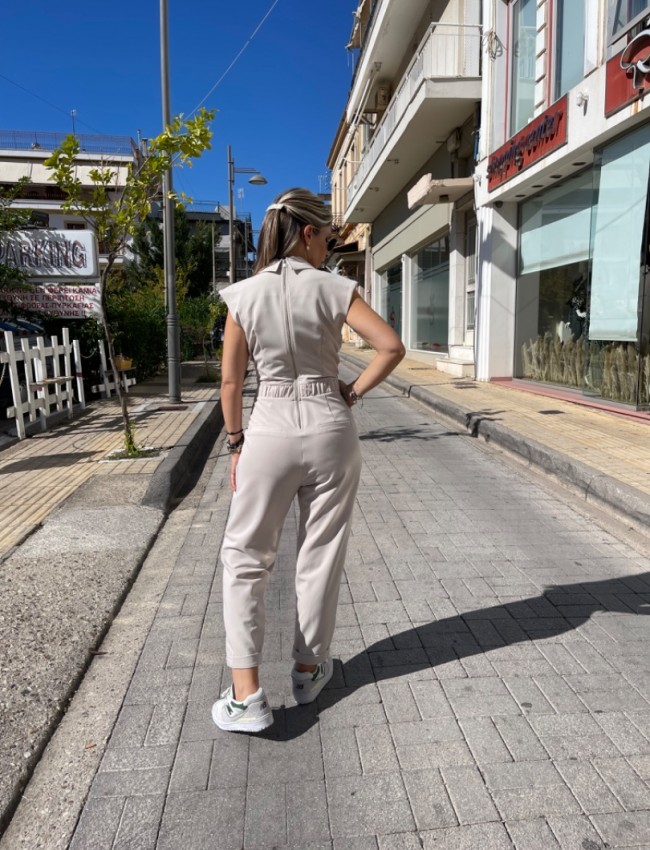 Βανίλια αμάνικη ολόσωμη φόρμα με κρουαζέ πάνω μέρος, πέτο γιακά, μπροστινές πιέτες, πλαϊνές τσέπες, λάστιχο πίσω στην μέση και κλείσιμο με φερμουάρ στην πλάτη We Coss 