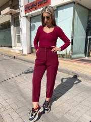 Μπορντώ ψηλόμεσο παντελόνι αστραγάλου σε χαλαρή γραμμή, με λάστιχο πίσω στην μέση, πλαϊνές τσέπες και κλείσιμο με κρυφό φερμουάρ και διπλό κουμπί μπροστά we Coss 