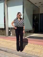 Μαύρο ψηλόμεσο ελαστικό pundo παντελόνι καμπάνα, με μαύρα στρας, πλαϊνές τσέπες και κλείσιμο με κρυφό φερμουάρ στο πλάι We Coss