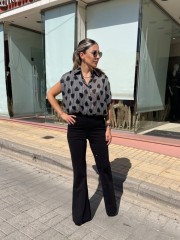 Μαύρο ψηλόμεσο ελαστικό pundo παντελόνι καμπάνα, με μαύρα στρας, πλαϊνές τσέπες και κλείσιμο με κρυφό φερμουάρ στο πλάι We Coss
