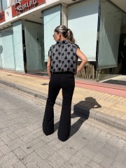 Μαύρο ψηλόμεσο ελαστικό pundo παντελόνι καμπάνα, με μαύρα στρας, πλαϊνές τσέπες και κλείσιμο με κρυφό φερμουάρ στο πλάι We Coss