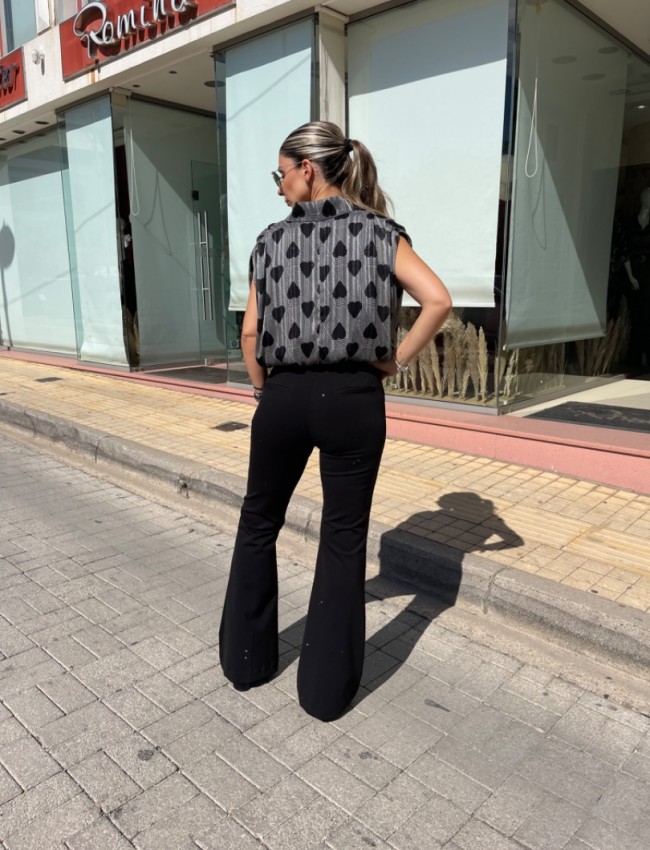 Μαύρο ψηλόμεσο ελαστικό pundo παντελόνι καμπάνα, με μαύρα στρας, πλαϊνές τσέπες και κλείσιμο με κρυφό φερμουάρ στο πλάι We Coss