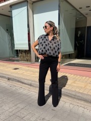Μαύρο ψηλόμεσο ελαστικό pundo παντελόνι καμπάνα, με μαύρα στρας, πλαϊνές τσέπες και κλείσιμο με κρυφό φερμουάρ στο πλάι We Coss