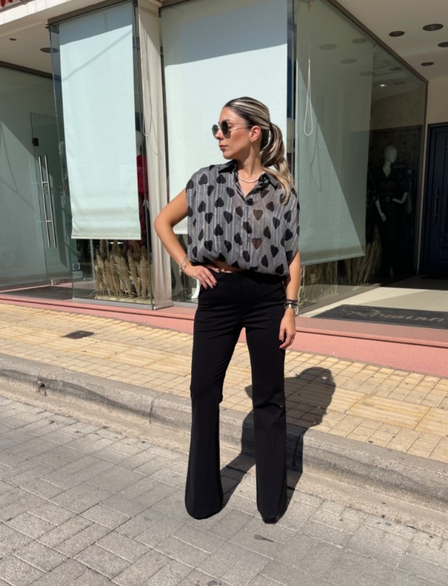 Μαύρο ψηλόμεσο ελαστικό pundo παντελόνι καμπάνα, με μαύρα στρας, πλαϊνές τσέπες και κλείσιμο με κρυφό φερμουάρ στο πλάι We Coss
