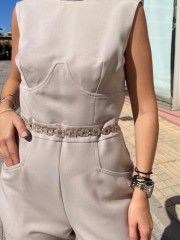 Βανίλια αμάνικη ολόσωμη φόρμα σε χαλαρή γραμμή, λουπέτο λαιμόκοψη, μπροστινές πλαγιές τσέπες, με έξω πλάτη και κλείσιμο με φερμουάρ πίσω we Coss
