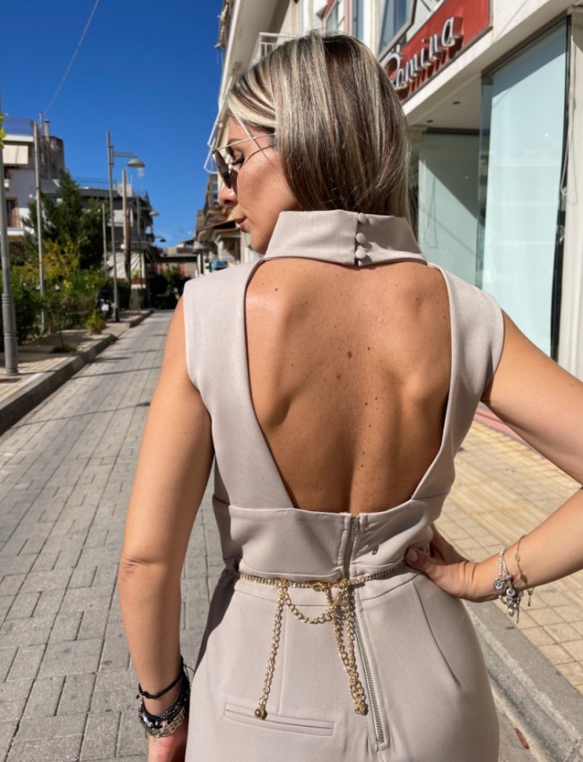 Βανίλια αμάνικη ολόσωμη φόρμα σε χαλαρή γραμμή, λουπέτο λαιμόκοψη, μπροστινές πλαγιές τσέπες, με έξω πλάτη και κλείσιμο με φερμουάρ πίσω we Coss