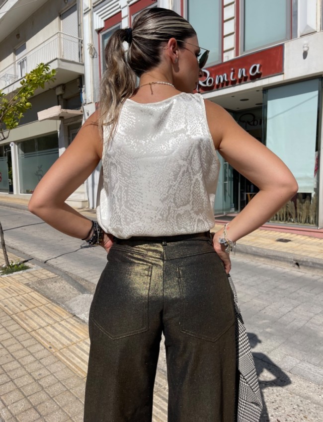 Βανίλια μονόχρωμη croco αμάνικη μπλούζα, σε ματ σατέν υφή, ελαφρώς κλος γραμμή στο τελείωμα και τετράγωνη  λαιμόκοψη We coss