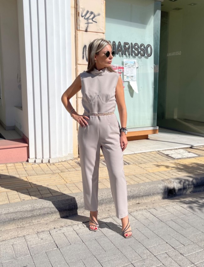 Βανίλια αμάνικη ολόσωμη φόρμα σε χαλαρή γραμμή, λουπέτο λαιμόκοψη, μπροστινές πλαγιές τσέπες, με έξω πλάτη και κλείσιμο με φερμουάρ πίσω we Coss