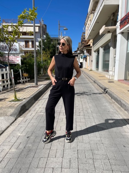 Μαύρη αμάνικη ολόσωμη φόρμα σε χαλαρή γραμμή, Λουπέτο λαιμόκοψη, μπροστινές πλαγιές τσέπες, με έξω πλάτη και κλείσιμο με φερμουάρ πίσω we Coss