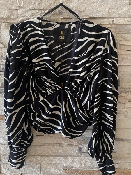 Zebra printed μαύρο μακρυμάνικο τοπ, με V-λαιμόκοψη, ιδιαίτερα φουσκωτά μανίκια και σούρες στο στήθος We coss