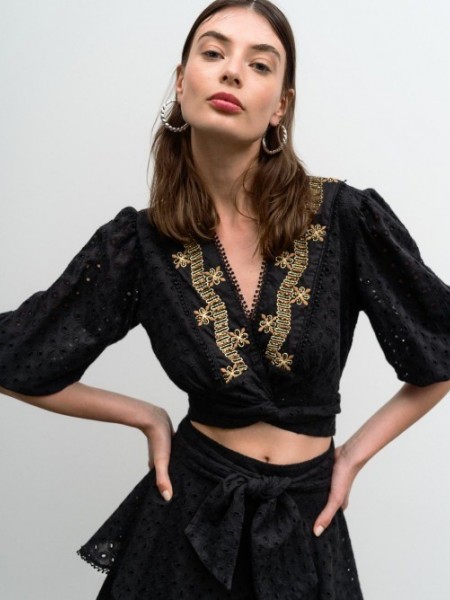 Μαύρη broderie κρουαζέ με 3/4 μανίκι μπλούζα, με χρυσή κεντημένη τρέσα κατά μήκος της λαιμόκοψης και φουσκωτά μανίκια με λάστιχο Access
