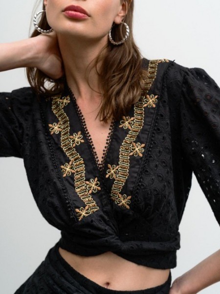 Μαύρη broderie κρουαζέ με 3/4 μανίκι μπλούζα, με χρυσή κεντημένη τρέσα κατά μήκος της λαιμόκοψης και φουσκωτά μανίκια με λάστιχο Access