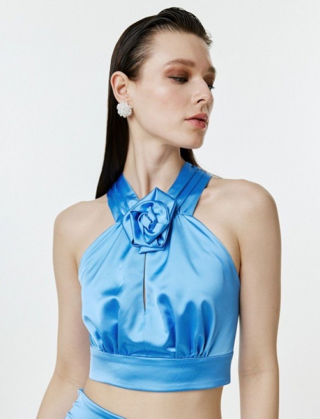 Ουρανί σατέν αμάνικο cropped top με halter λαιμόκοψη, αποσπώμενη καρφίτσα λουλούδι και κλείσιμο με φερμουάρ πίσω Access