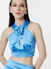 Ουρανί σατέν αμάνικο cropped top με halter λαιμόκοψη, αποσπώμενη καρφίτσα λουλούδι και κλείσιμο με φερμουάρ πίσω Access
