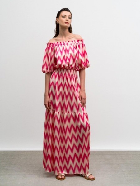 Εμπριμέ ροζ σατέν μακρυμάνικο maxi off shoulder φόρεμα με τύπωμα γεωμετρικά σχέδια, φουσκωτά 3/4 μανίκια και βολάν σε επίπεδα Access