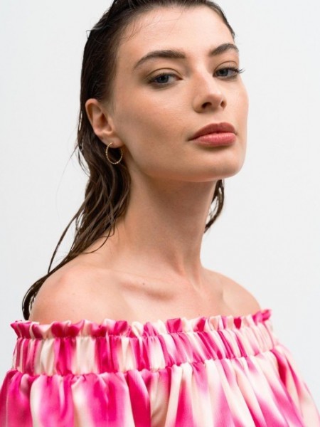 Εμπριμέ ροζ σατέν μακρυμάνικο maxi off shoulder φόρεμα με τύπωμα γεωμετρικά σχέδια, φουσκωτά 3/4 μανίκια και βολάν σε επίπεδα Access