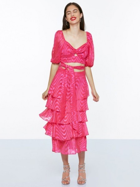 Φούξια maxi φούστα με ανάγλυφη ημιδιάφανη ύφανση, με βολάν σε επίπεδα και κλείσιμο με φερμουάρ στην μέση Access