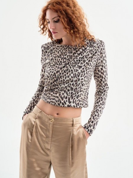 Leopard printed cropped μακρυμάνικη μπλούζα με λούρεξ ύφανση, κλειστή ή στρογγυλή λαιμόκοψη, βάτες στους ώμους και ντραπέ σούρες μπροστά και πίσω Access
