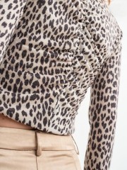 Leopard printed cropped μακρυμάνικη μπλούζα με λούρεξ ύφανση, κλειστή ή στρογγυλή λαιμόκοψη, βάτες στους ώμους και ντραπέ σούρες μπροστά και πίσω Access