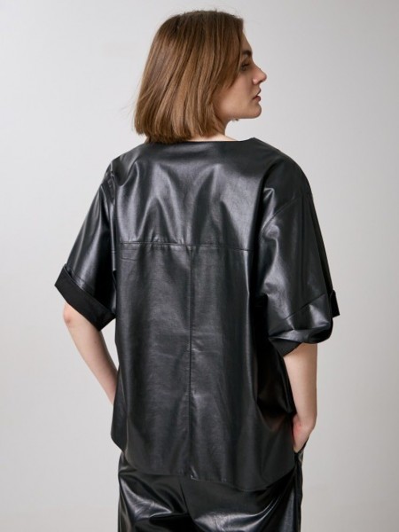 Μαύρη κοντομάνικη faux-leather loose fit μπλούζα με V-λαιμόκοψη, ρεβέρ στα μανίκια, διακοσμητικές ραφές και μικρά πλαϊνά ανοίγματα Access