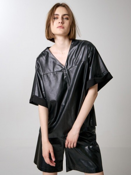 Μαύρη κοντομάνικη faux-leather loose fit μπλούζα με V-λαιμόκοψη, ρεβέρ στα μανίκια, διακοσμητικές ραφές και μικρά πλαϊνά ανοίγματα Access