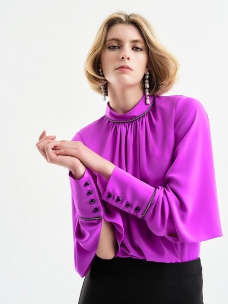Magenta μακρυμάνικη κρεπ μπλούζα, με στρας στην κλειστή στρογγυλή λαιμόκοψη, ιδιαίτερα φαρδιά μανίκια με άνοιγμα και φαρδιές μεγάλες μανσέτες Access