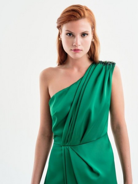 Πράσινο αμάνικο σατέν maxi φόρεμα με έναν ώμο, με πιέτες μπροστά και ανάποδο κρουαζέ τελείωμα Access