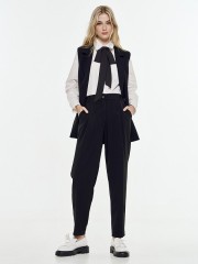 Μαύρο ψηλόμεσο casual παντελόνι τύπου slouchy, με πιέτες μπροστά, λάστιχο πίσω στην μέση και πλαϊνές τσέπες Access