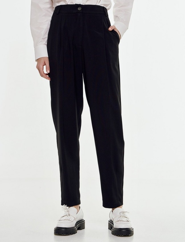 Μαύρο ψηλόμεσο casual παντελόνι τύπου slouchy, με πιέτες μπροστά, λάστιχο πίσω στην μέση και πλαϊνές τσέπες Access