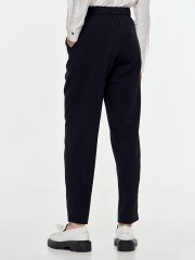 Μαύρο ψηλόμεσο casual παντελόνι τύπου slouchy, με πιέτες μπροστά, λάστιχο πίσω στην μέση και πλαϊνές τσέπες Access