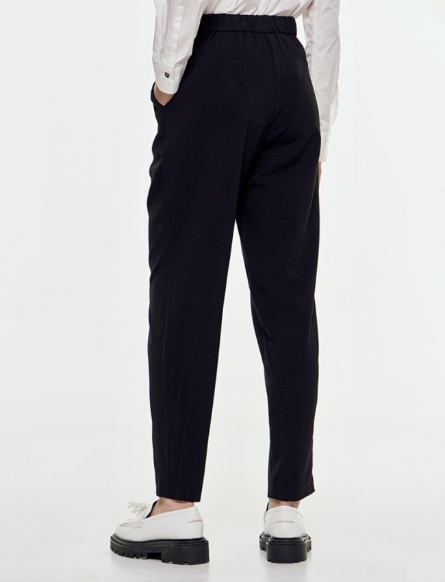 Μαύρο ψηλόμεσο casual παντελόνι τύπου slouchy, με πιέτες μπροστά, λάστιχο πίσω στην μέση και πλαϊνές τσέπες Access