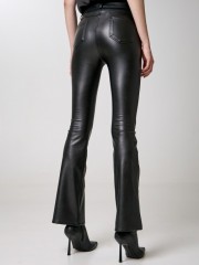 Μαύρο faux-leather ψηλόμεσο παντελόνι καμπάνα με εσωτερική επένδυση, τετράγωνες τσέπες πίσω και κλείσιμο με μπροστινό φερμουάρ και κουμπί Access