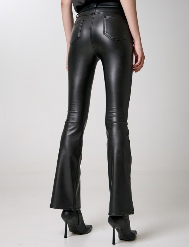 Μαύρο faux-leather ψηλόμεσο παντελόνι καμπάνα με εσωτερική επένδυση, τετράγωνες τσέπες πίσω και κλείσιμο με μπροστινό φερμουάρ και κουμπί Access
