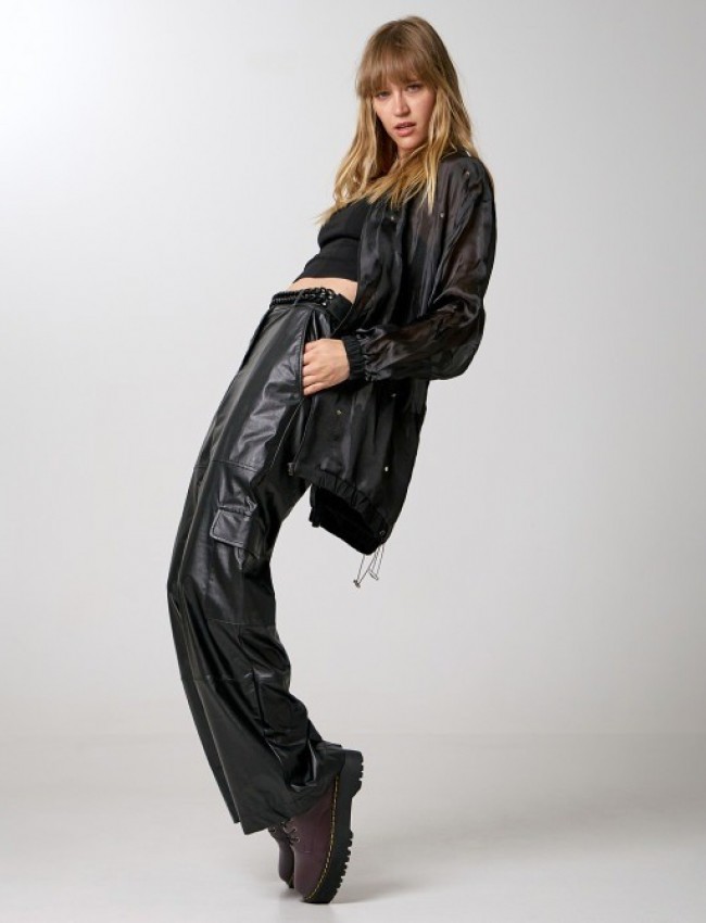 Μαύρη ψηλόμεση faux-leather cargo παντελόνα σε ίσια γραμμή, με μεγάλες τετράγωνες τσέπες στο πλάι, πλαϊνές τσέπες και κλείσιμο με κρυφό φερμουάρ και κουμπί μπροστά Access