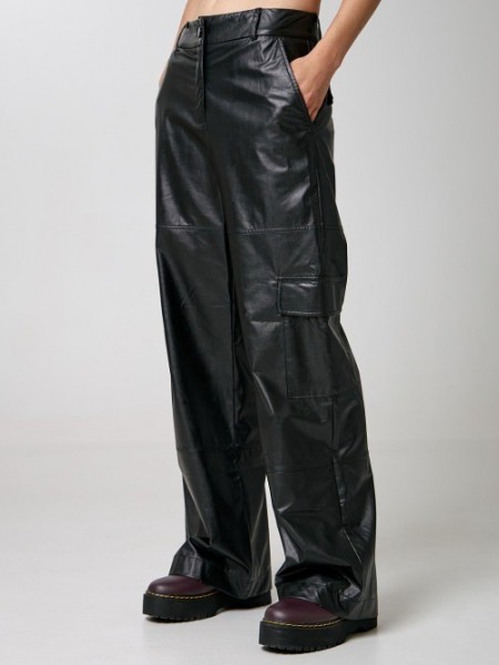 Μαύρη ψηλόμεση faux-leather cargo παντελόνα σε ίσια γραμμή, με μεγάλες τετράγωνες τσέπες στο πλάι, πλαϊνές τσέπες και κλείσιμο με κρυφό φερμουάρ και κουμπί μπροστά Access