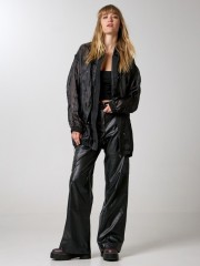 Μαύρη ψηλόμεση faux-leather cargo παντελόνα σε ίσια γραμμή, με μεγάλες τετράγωνες τσέπες στο πλάι, πλαϊνές τσέπες και κλείσιμο με κρυφό φερμουάρ και κουμπί μπροστά Access