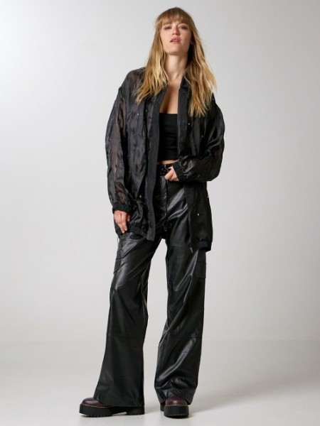 Μαύρη ψηλόμεση faux-leather cargo παντελόνα σε ίσια γραμμή, με μεγάλες τετράγωνες τσέπες στο πλάι, πλαϊνές τσέπες και κλείσιμο με κρυφό φερμουάρ και κουμπί μπροστά Access