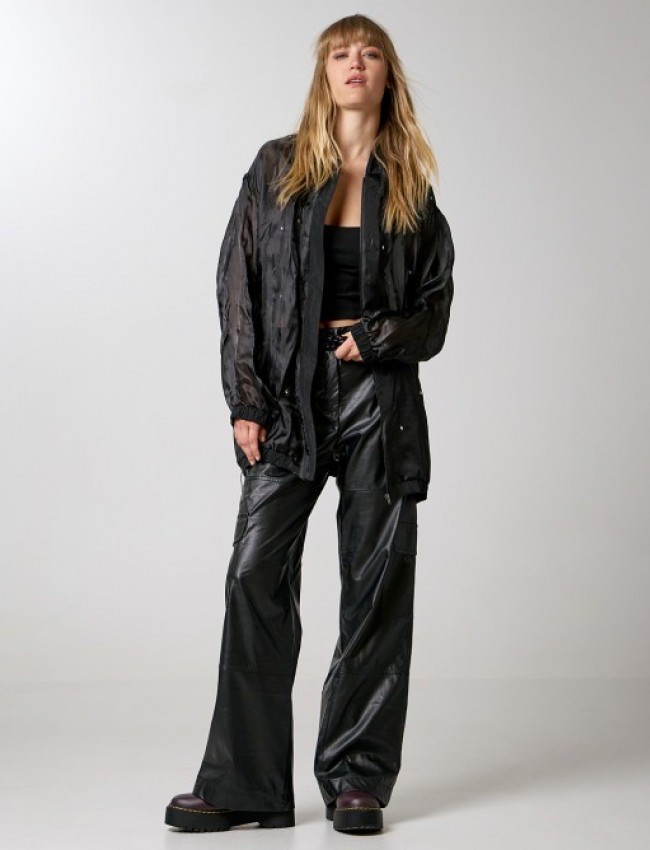 Μαύρη ψηλόμεση faux-leather cargo παντελόνα σε ίσια γραμμή, με μεγάλες τετράγωνες τσέπες στο πλάι, πλαϊνές τσέπες και κλείσιμο με κρυφό φερμουάρ και κουμπί μπροστά Access