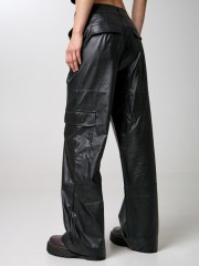 Μαύρη ψηλόμεση faux-leather cargo παντελόνα σε ίσια γραμμή, με μεγάλες τετράγωνες τσέπες στο πλάι, πλαϊνές τσέπες και κλείσιμο με κρυφό φερμουάρ και κουμπί μπροστά Access
